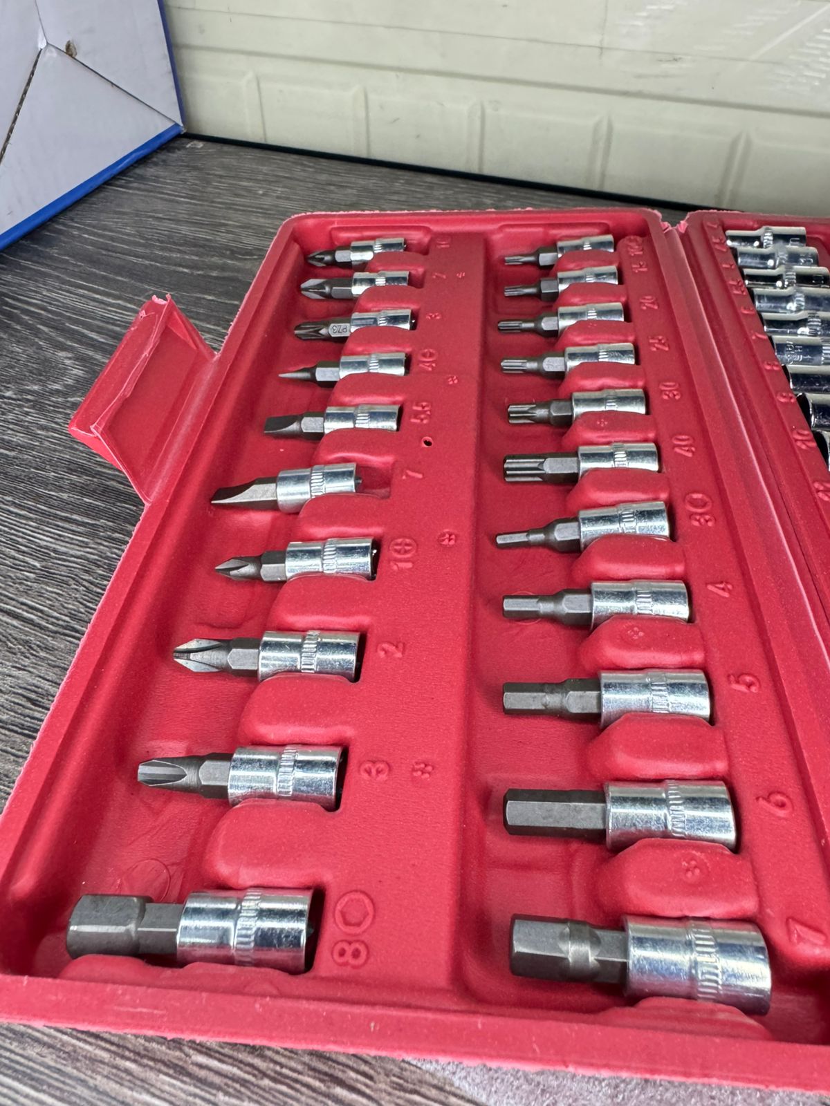 KIT HERRAMIENTA DE DADOS Y LLAVES 46PZ